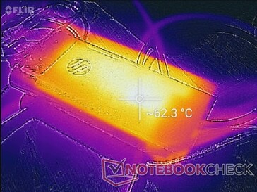 AC-adapter kan meer dan 62 C bereiken onder stressvolle verwerkingsomstandigheden