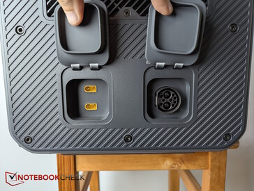 Rechts: 2x XT60 (12 - 60 V, max. 20 A), P090D-DC (aansluiting SolarX 4K of accupacks)