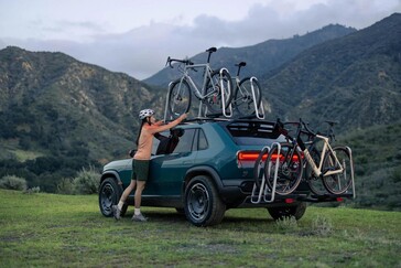 Rivian R3X Accessoirepoorten achteraan met accessoire voor fietsmontage