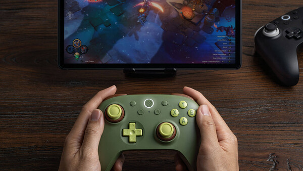 De draadloze Ultimate 3C+-controller heeft dubbele krachtringen.