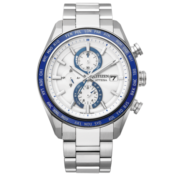 Citizen Attesa-chronograaf met een witte wijzerplaat met textuur, blauwe accenten, een blauwe wereldtijdring en een roestvrijstaalkleurige Super Titanium-armband.