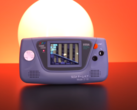 De aangepaste SEGA Game Gear in kwestie met veel upgrades onder de motorkap. (afbeeldingsbron: Macho Nacho Productions YT)