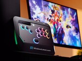 De HyperX Clutch Tachi is een Xbox arcadecontroller die naar verwachting wordt aangekondigd op CES 2026. (Afbeeldingsbron: WindowsLatest)