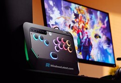 De HyperX Clutch Tachi is een Xbox arcadecontroller die naar verwachting wordt aangekondigd op CES 2026. (Afbeeldingsbron: WindowsLatest)