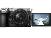 De Nikon Z5IIC spiegelloze camera is voorzien van een 3,2-inch kantelbaar touchscreen voor het gemakkelijk maken van selfies.