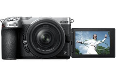 De Nikon Z5IIC spiegelloze camera is voorzien van een 3,2-inch kantelbaar touchscreen voor het gemakkelijk maken van selfies.