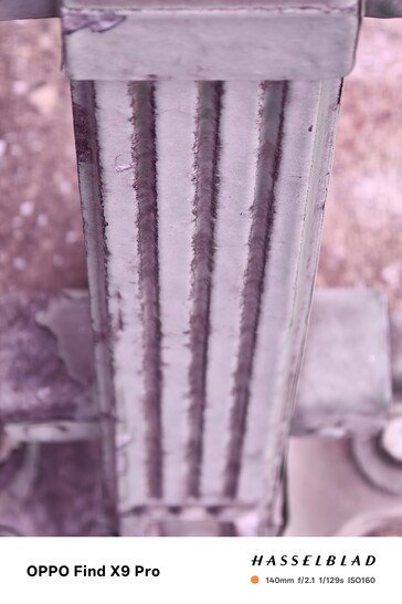 Oppo Find X9 Pro met magenta tint door de lensvatting.