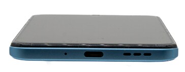 Onderkant: Microfoon, USB-C poort, luidsprekers