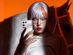 De lancering van de 11 Air is gepland op 20 januari 2026. Afgebeeld: een vrouw die een Aurora Silver kleurmodel vasthoudt. (Afbeeldingsbron: RedMagic)