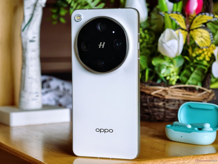 De witte Oppo Find X9 Ultra in een recensie