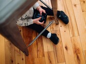 Schermtijd omzetten in leertijd: 7 educatieve apps die echt iets leren, niet alleen vermaken. Een kind met een tablet in de hand. (Afbeelding bron: charlesdeluvio - Unsplash)