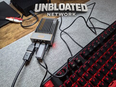 Aangesloten Zimaboard met een bootstick naast een toetsenbord