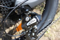 De fiets is uitgerust met een Shimano Altus-derailleur