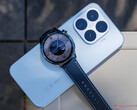 De Xiaomi Watch S5 46mm begint bij €179,99 in de EU. Afgebeeld: de smartwatch bovenop de Xiaomi 17T telefoon.
