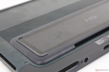 Uniek Gorilla Glass kijkvenster aan de onderkant waar de meeste andere laptops gewoon ventilatieroosters hebben