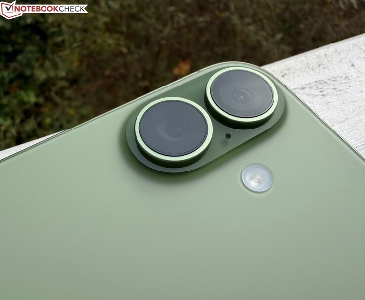 Achterste dubbele-cameramodule op de groene iPhone 17e (Afbeelding bron: Notebookcheck)