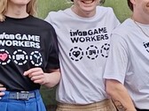 Ontslagen medewerkers van Rockstar tonen T-shirts ter ondersteuning van de juridische strijd.