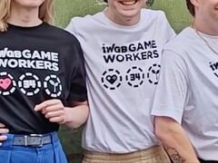 Ontslagen medewerkers van Rockstar tonen T-shirts ter ondersteuning van de juridische strijd.