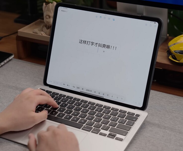 Close-up van het toetsenbord van de iPadBook en MacBook Air en het touchpad die worden gebruikt om de iPad te bedienen. (Afbeeldingsbron: 舒灿ShuCanTech via YouTube)