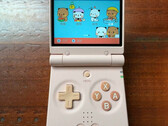 De Miyoo Mini Flip lijkt een kleinere d-pad te hebben dan de gewone Miyoo Flip, maar dezelfde grootte ABXY-knoppen. (Afbeeldingsbron: GameboyJuntaro - bewerkt)