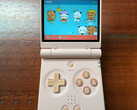De Miyoo Mini Flip lijkt een kleinere d-pad te hebben dan de gewone Miyoo Flip, maar dezelfde grootte ABXY-knoppen. (Afbeeldingsbron: GameboyJuntaro - bewerkt)