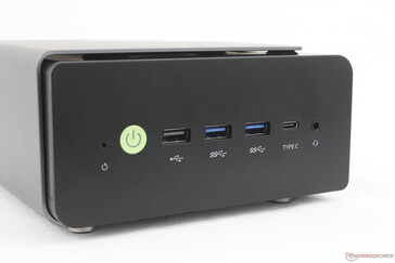 Voorkant: CMOS, Aan/uit-knop, USB-A 2.0, 2x USB-A 3.2 Gen. 2, USB-C met DisplayPort + Power Delivery, 3,5 mm headset