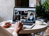 Iemand die op een laptop typt in een café, met op het scherm een browservenster met tabbladen en een adresbalk