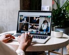 Iemand die op een laptop typt in een café, met op het scherm een browservenster met tabbladen en een adresbalk