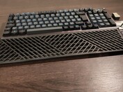 De polssteun is gemaakt van comfortabel rubber, maar kan niet worden bevestigd. (Afbeeldingsbron: Notebookcheck)