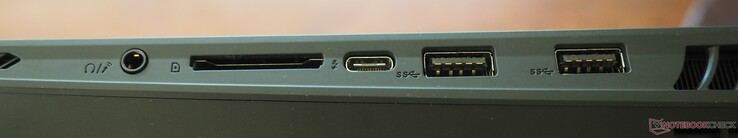 Rechterkant: 3,5 mm audio-combo, SD-kaartlezer, Thunderbolt 4 (DP 1.4, PD 3.0), 2x USB-A 3.2 Gen 2