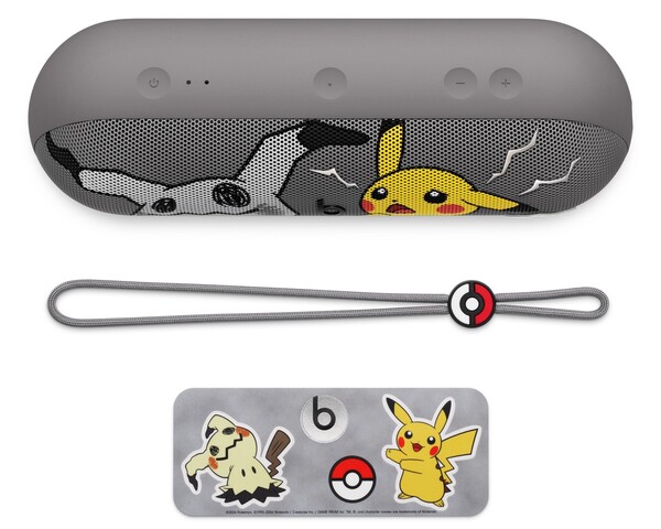 De Pokémon x Beats Pill wordt geleverd met een draagkoord en bedeltjes.