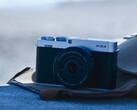 Fujifilm X E5 compacte APS C-camera op een tas op het strand