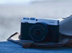 Fujifilm X E5 compacte APS C-camera op een tas op het strand