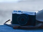Fujifilm X E5 compacte APS C-camera op een tas op het strand