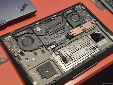 Het koelsysteem en de batterij zijn nog steeds toegankelijk via het bodemdeksel (bron: Benjamin Herzig)