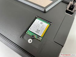 De compacte M.2-2230 SSD kan worden vervangen.