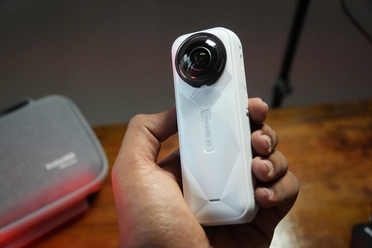 De Insta360 X5 ziet er aantrekkelijk uit met een satijnwitte afwerking (Afbeelding bron: Abhinav Fating/Notebookcheck)