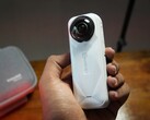 De Insta360 X5 Satin White Limited Edition (Afbeeldingsbron: Abhinav Fating/Notebookcheck)