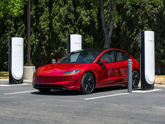 Tesla Model 3 bij een Supercharger station. (Afbeeldingsbron: Tesla)