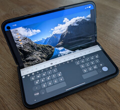 Hoewel opvouwbaar een aantal geweldige gebruiksmogelijkheden leek te hebben, bleek de realiteit vol compromissen te zitten (Afbeelding Bron: Notebookcheck)