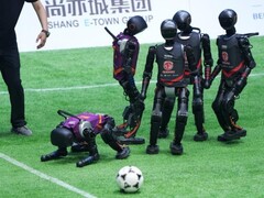 Het eerste autonome voetbaltoernooi tussen humanoïde robots is een mijlpaal in de vooruitgang van AI-gestuurde realtime interactie in de robotica. (Afbeeldingsbron: ecns)