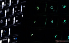 Rechts is het toetsenbord van de Z16P ingesteld op wit. Links staat een andere laptop.