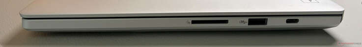 Rechterzijde: SD-kaartlezer (UHS-II), USB-A 3.2 Gen 2 (10 GBit/s), USB-C 3.2 Gen 2 (10 GBit/s, DisplayPort ALT Mode 2.1, Power Delivery 3.0)