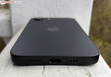 Onder: microfoons, USB-C 2.0, luidsprekers