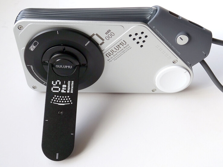 M10-powerbank met een Aulumu G05 Pro-multitoolhouder.