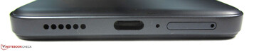 Aan de onderkant: dual-sim slot, microfoon, USB-C 2.0, luidspreker