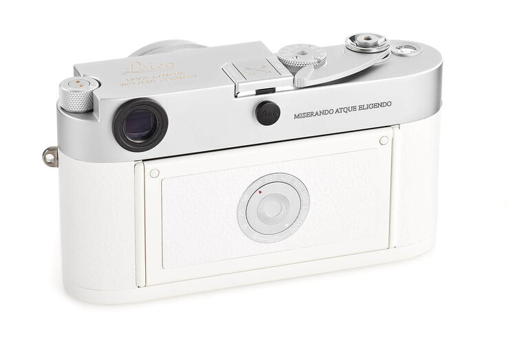 De Leica 'Paus Franciscus' M-A 35mm meetzoeker is gegraveerd met het motto van Zijne Heiligheid Paus Franciscus, 'nederig maar uitverkoren'. (Afbeeldingsbron: Leica)