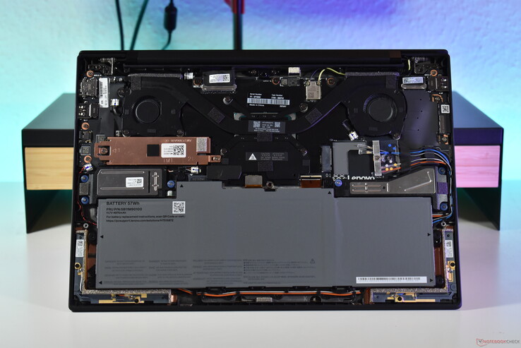 Lenovo ThinkPad X1 Carbon Gen 13: aluminium uitvoering met 5G/WWAN-antennes.