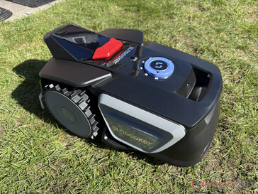 De Sunseeker V1 rijdt naar de rand van het gazon...