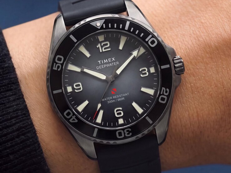 Timex Deepwater Arctic 200-duikhorloge met een rookkleurige dégradé-wijzerplaat, zwarte keramische lunette, lichtgevende uurmarkeringen en zwarte rubberen band, afgebeeld om een pols.